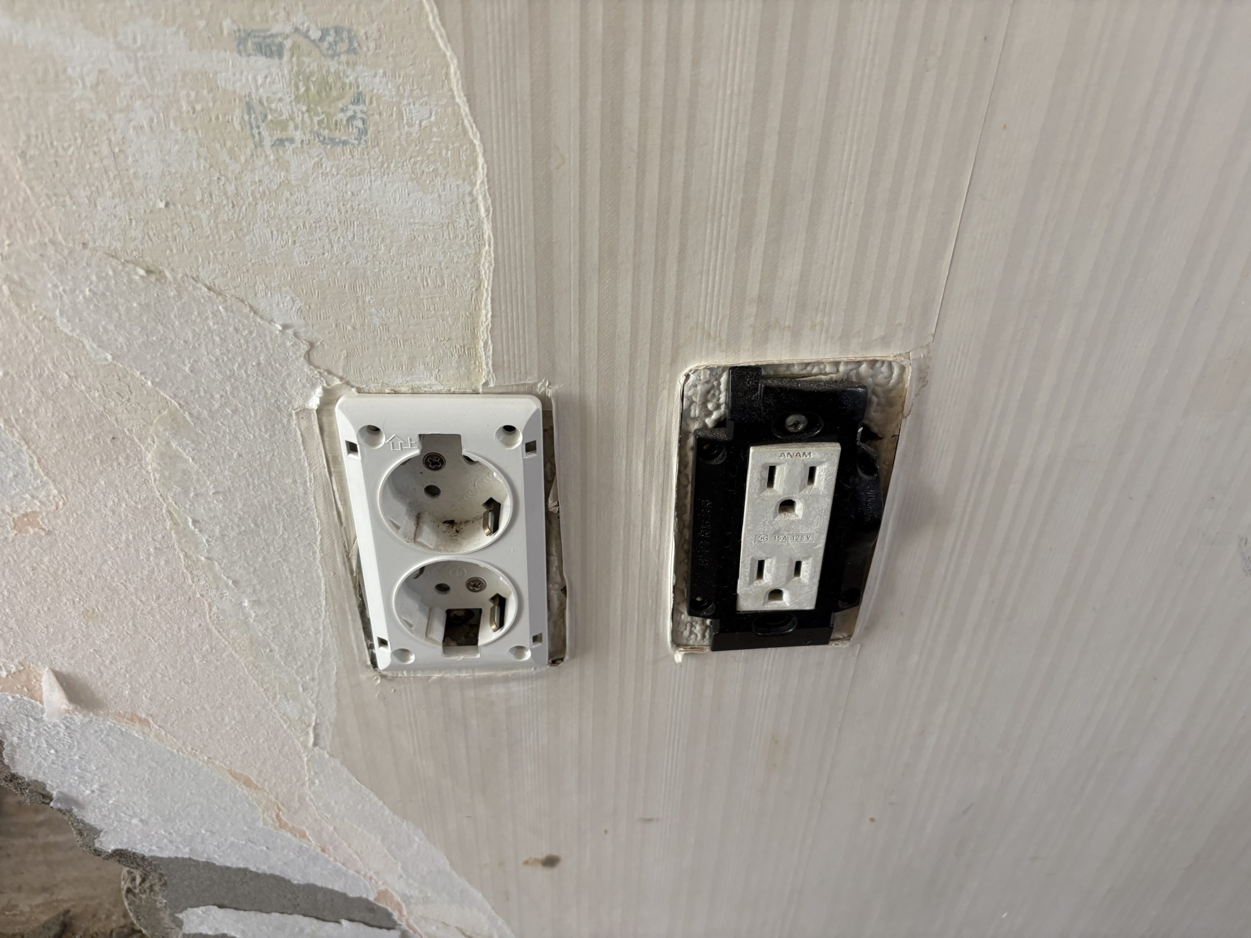 110V·220V 형태 콘센트 비교